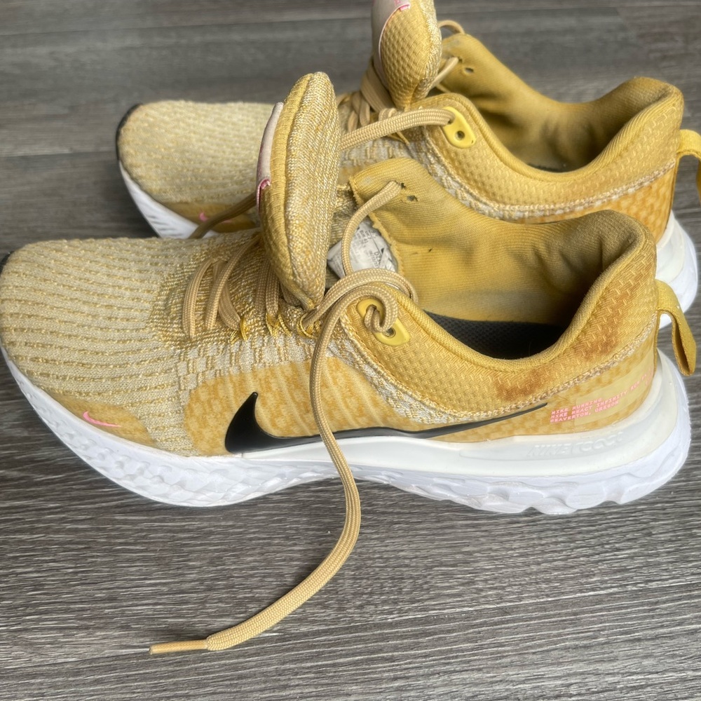 Nike Golden Yellow Running Shoes